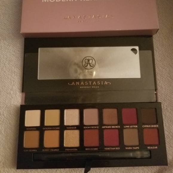 Sold ⭐⭐NIB⭐⭐ABH Modern renaissance pallet - Picture 2 of 6